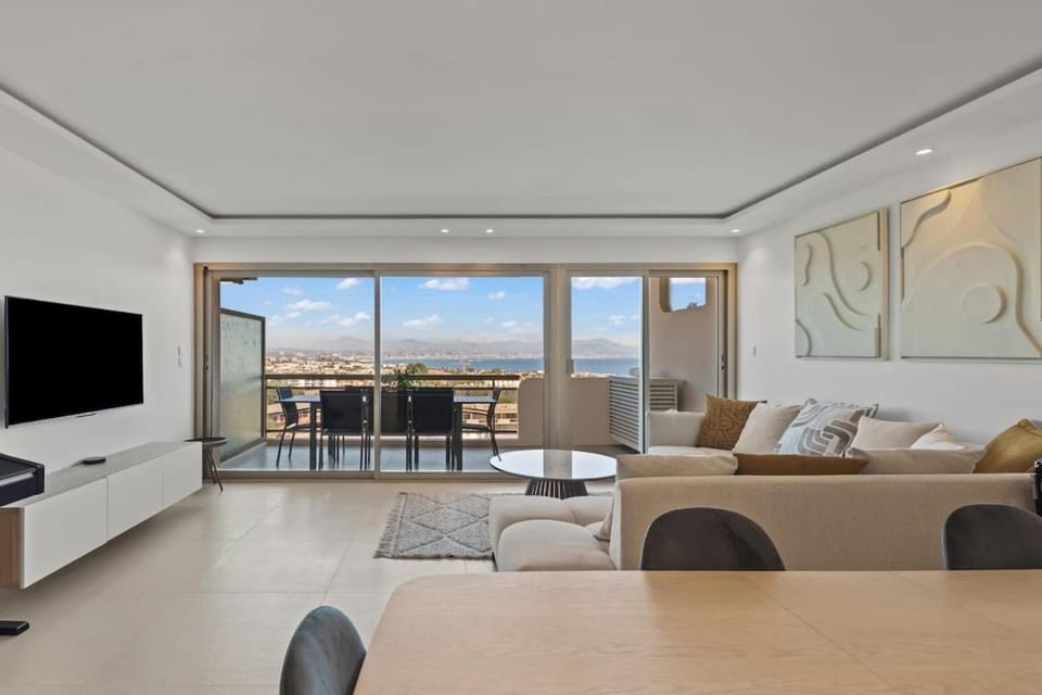 Vue Exceptionnelle Mer et Montagne , Piscine et Tennis Apartment in Antibes