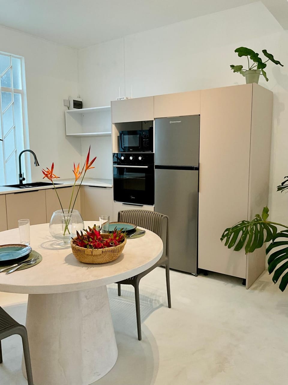 Kitchen or kitchenette, Dining area, oven