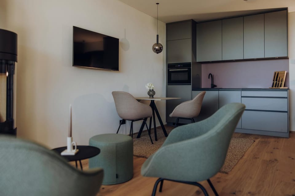 Seating area, fireplace, oven, kitchen