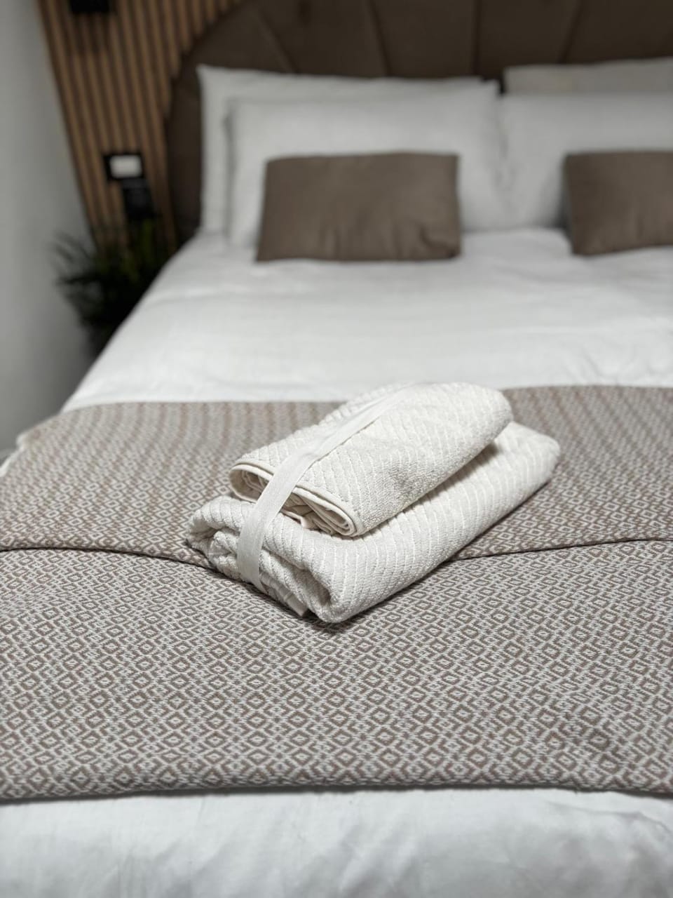 Bed, Bedroom, towels