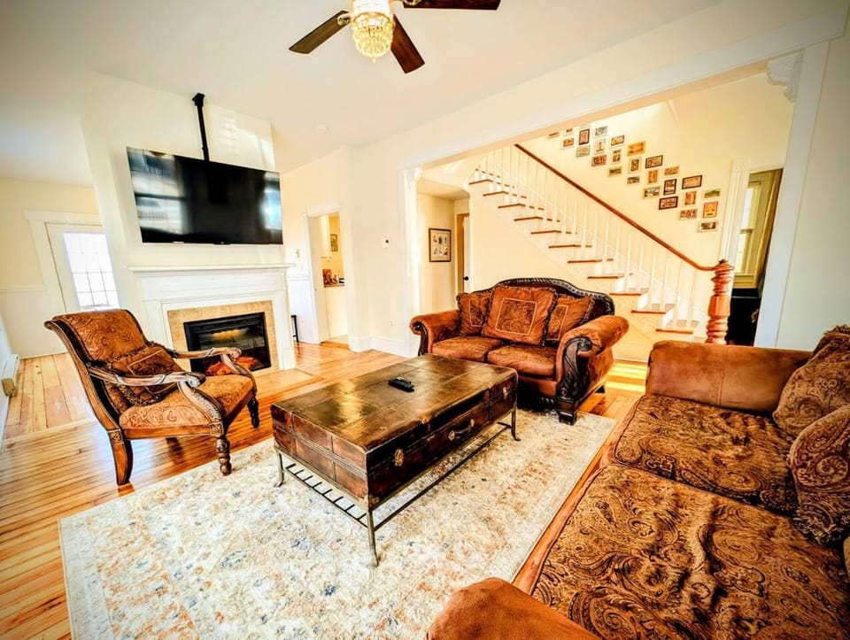 Historic Charm Downtown with Hot Tub and Arcade! House in Luray