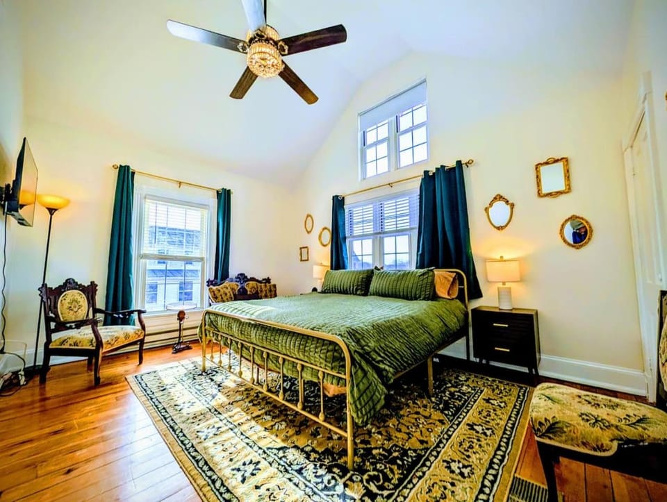 Historic Charm Downtown with Hot Tub and Arcade! House in Luray