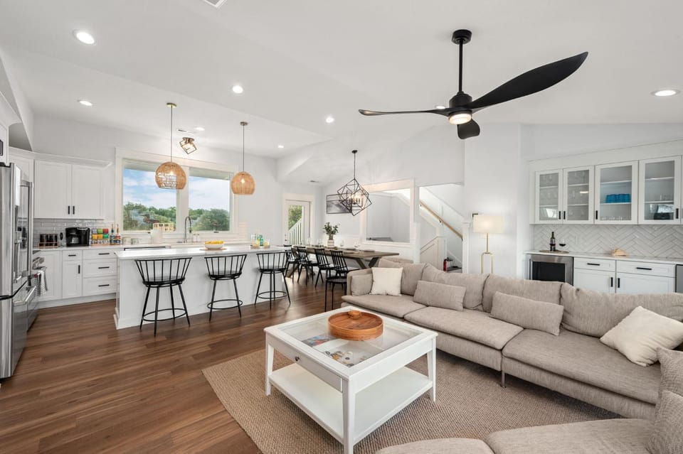 6BR Soundfront Retreat, Pool, Hot Tub, Elevator House in Corolla