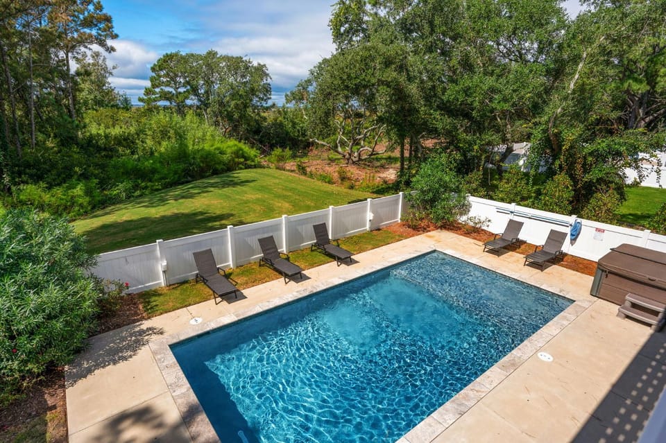 6BR Soundfront Retreat, Pool, Hot Tub, Elevator House in Corolla
