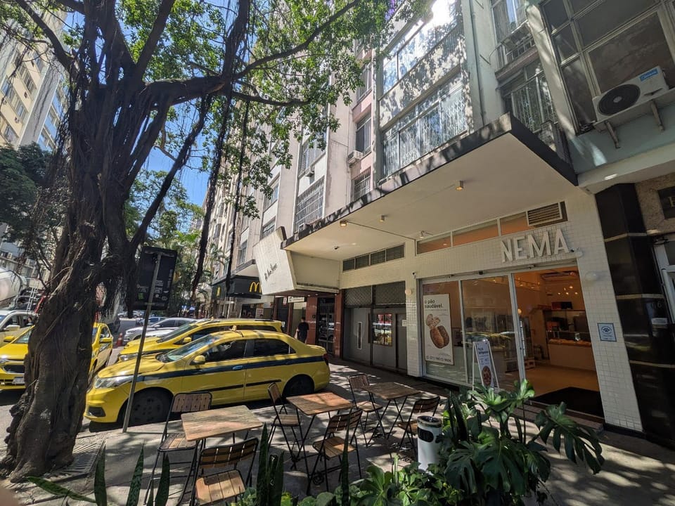 Studio compacto em Copacabana, reformado, com WiFi, Ar split, mini cozinha, a 250m da praia e 350m do metrô! Apartment in Rio de Janeiro