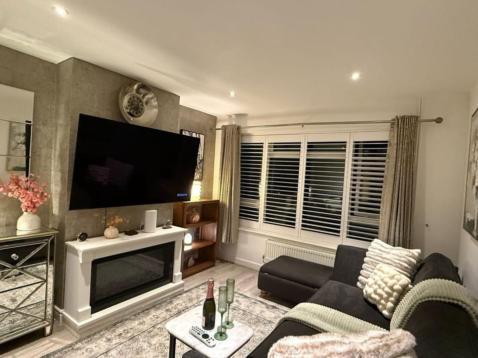 Communal lounge/ TV room, Living room, Seating area, Evening entertainment