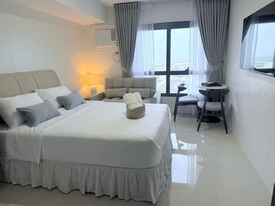 Bed, TV and multimedia, Photo of the whole room, Bedroom