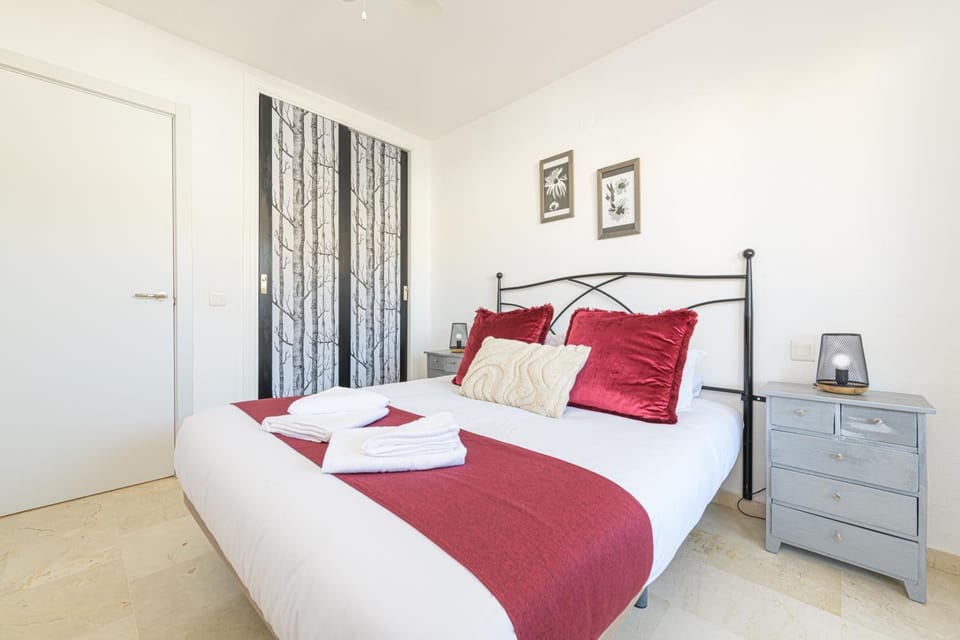 Bed, Photo of the whole room, Decorative detail, towels, wardrobe