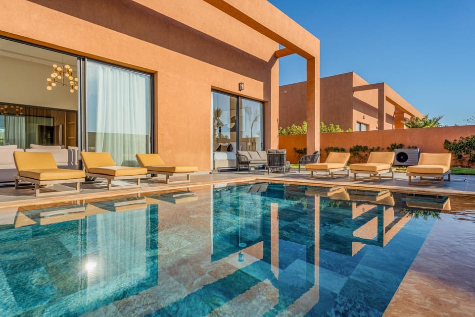 Patio, Swimming pool, sunbed