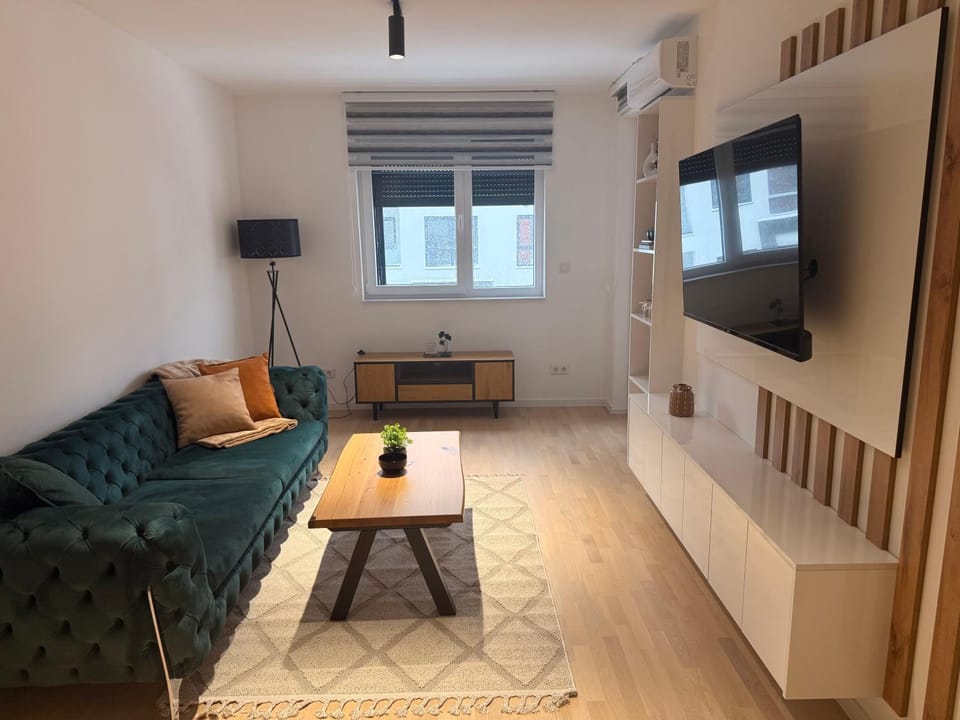 Communal lounge/ TV room, TV and multimedia, Living room, Seating area, Evening entertainment