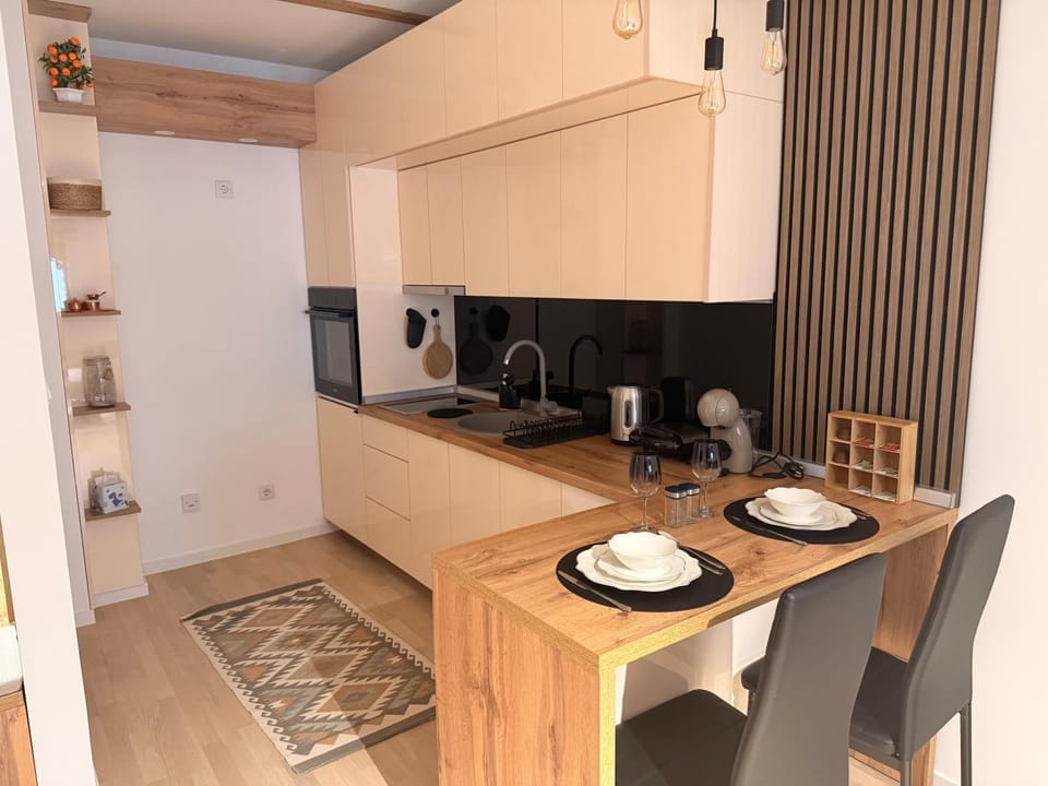 Coffee/tea facilities, Kitchen or kitchenette, Dining area, minibar, stove