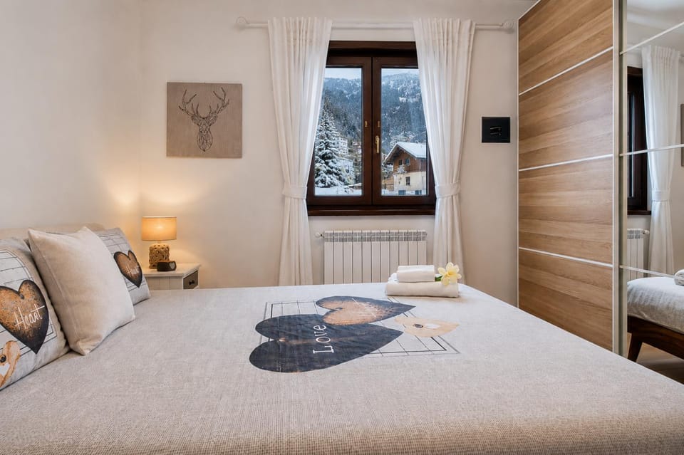 Bed, People, Photo of the whole room, Bedroom, Guests, Mountain view, Family, heating, internet, towels