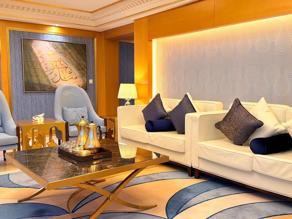 Bed, Living room, Photo of the whole room, Seating area, Bedroom