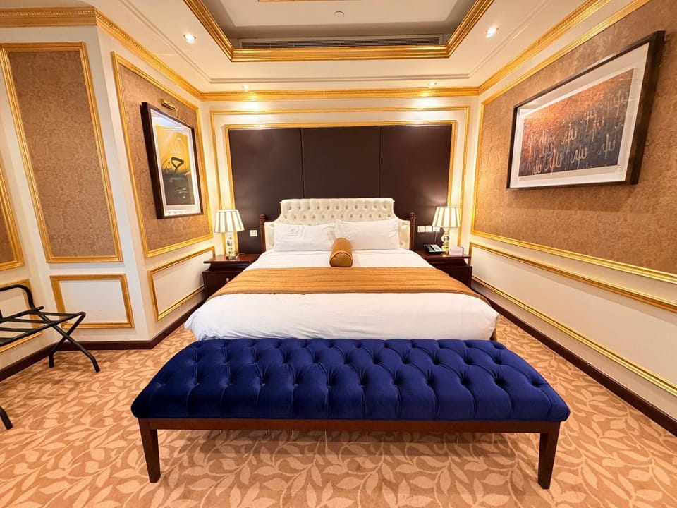 Bed, Living room, Photo of the whole room, Seating area, Bedroom
