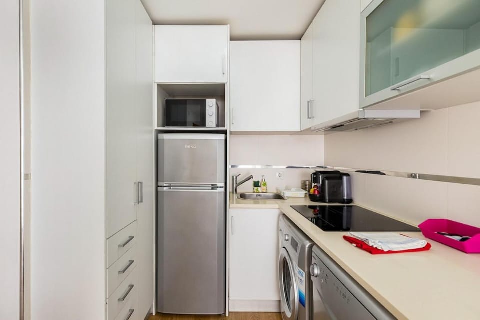 Kitchen or kitchenette, dishwasher, stove