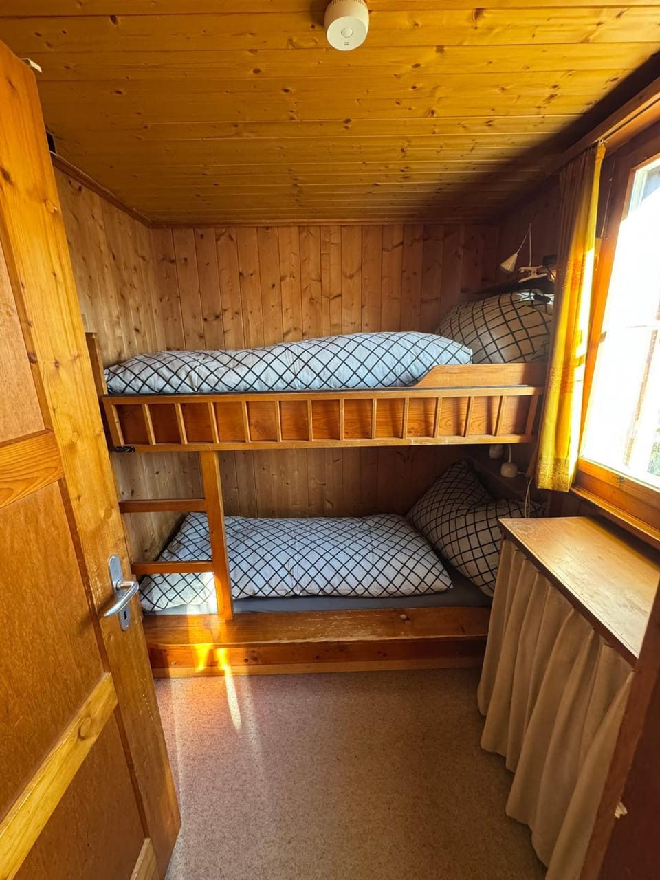 Bedroom, bunk bed