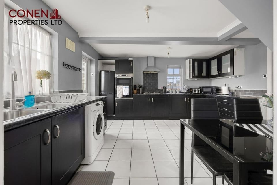 Kitchen or kitchenette, oven, toaster, washing machine