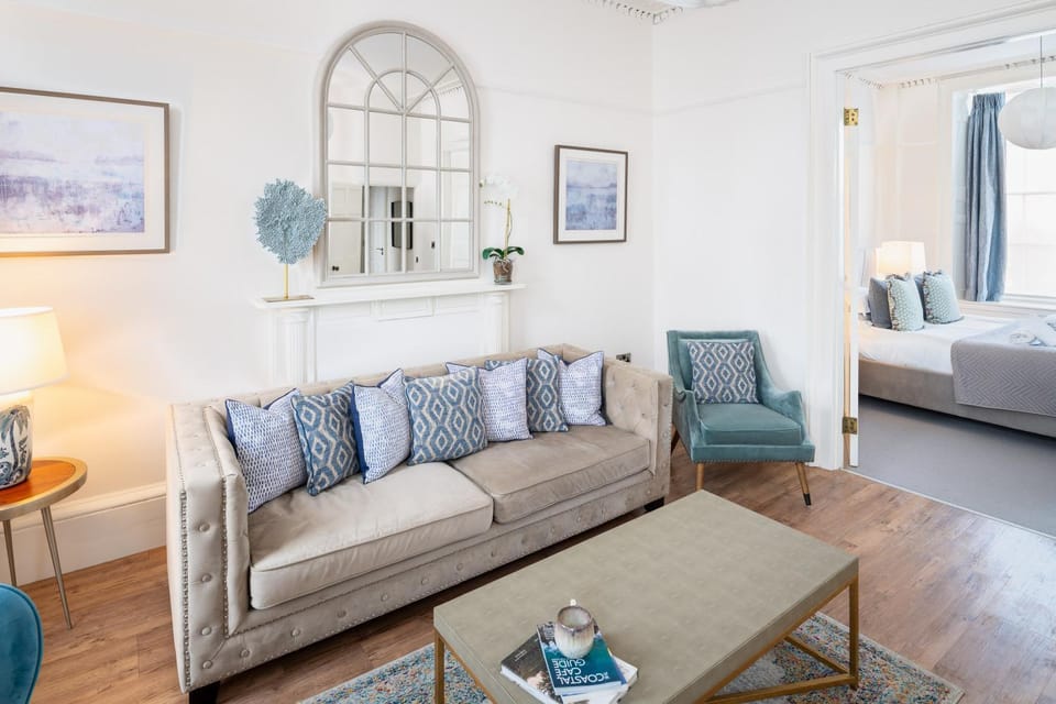 Stylish Retreat in Central Lyme Regis Sleeps 2 plus one Apartment in Lyme Regis