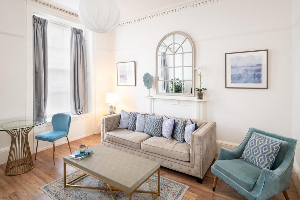 Stylish Retreat in Central Lyme Regis Sleeps 2 plus one Apartment in Lyme Regis