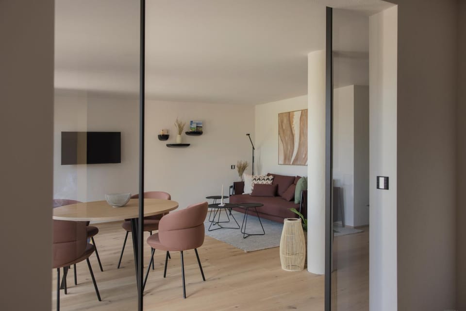 TV and multimedia, Living room, Seating area, Dining area