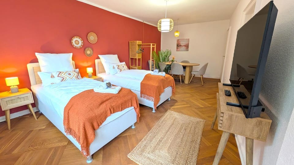 Bed, TV and multimedia, Photo of the whole room, Decorative detail, Seating area, Dining area, towels, wardrobe