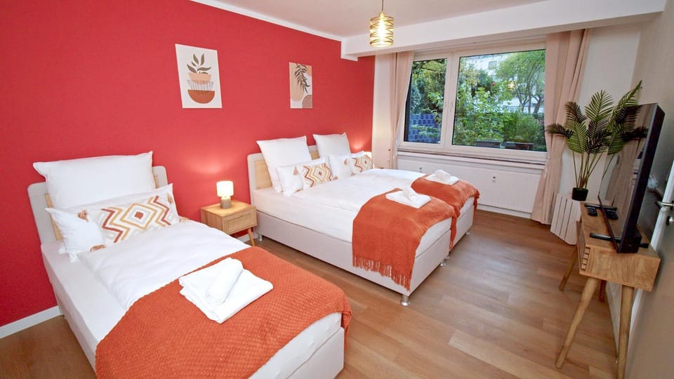 Bed, TV and multimedia, View (from property/room), Bedroom, towels