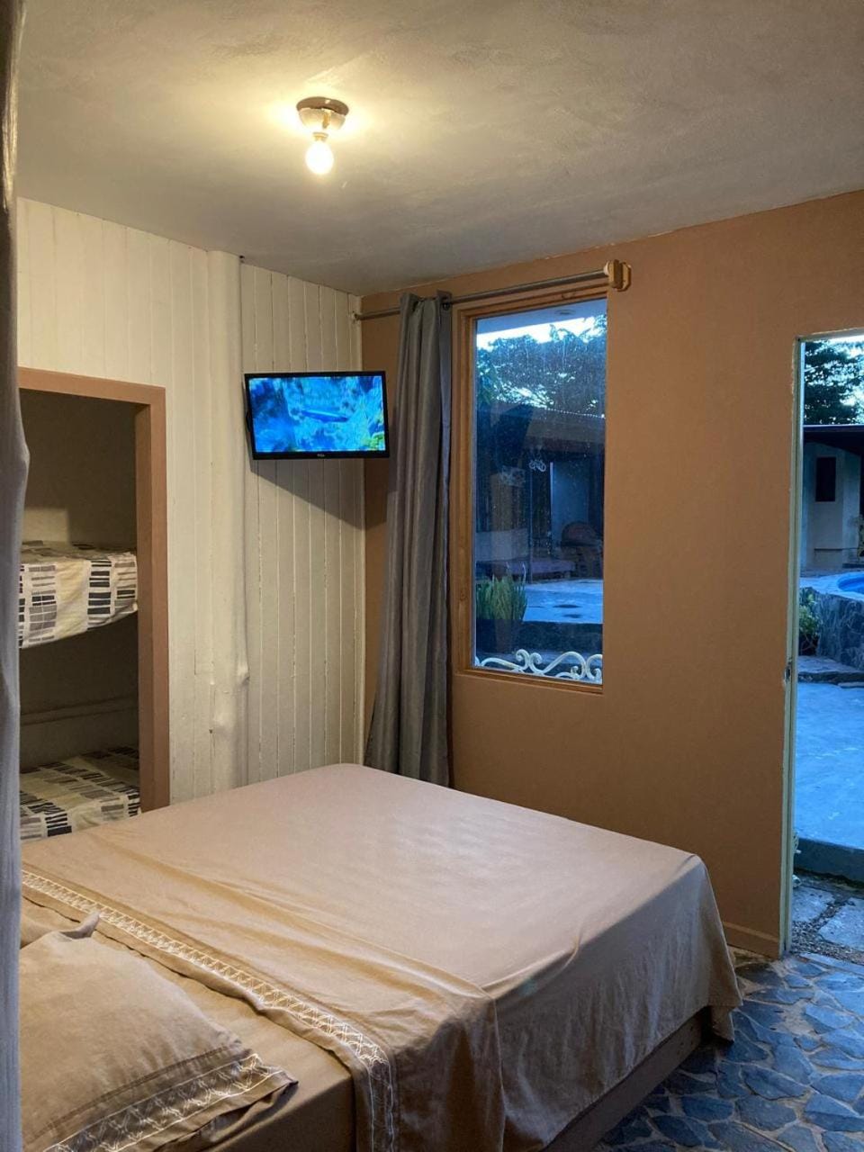 Bed, TV and multimedia, Bedroom