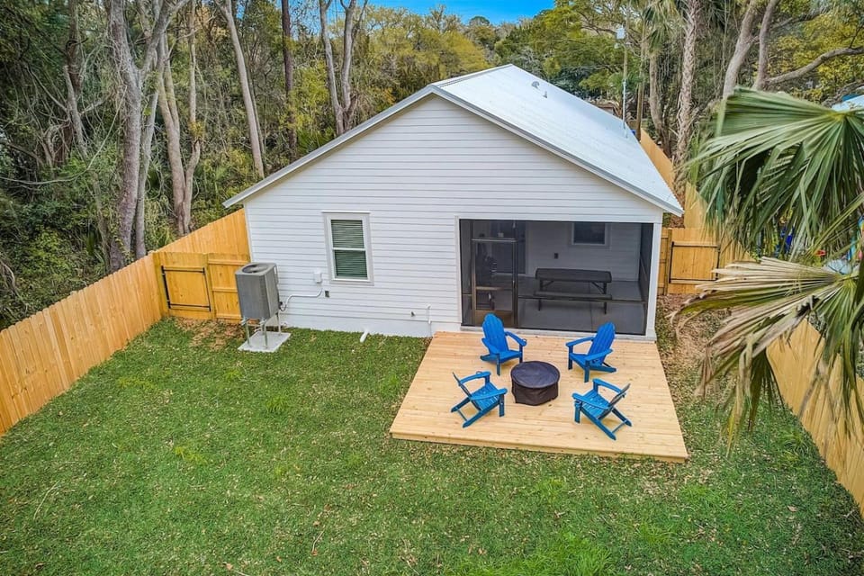 1mi to Downtown! 3BR6BedsScreenroom,Deck,Firepit House in Saint Augustine