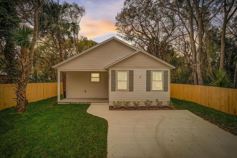 1mi to Downtown! 3BR6BedsScreenroom,Deck,Firepit House in Saint Augustine