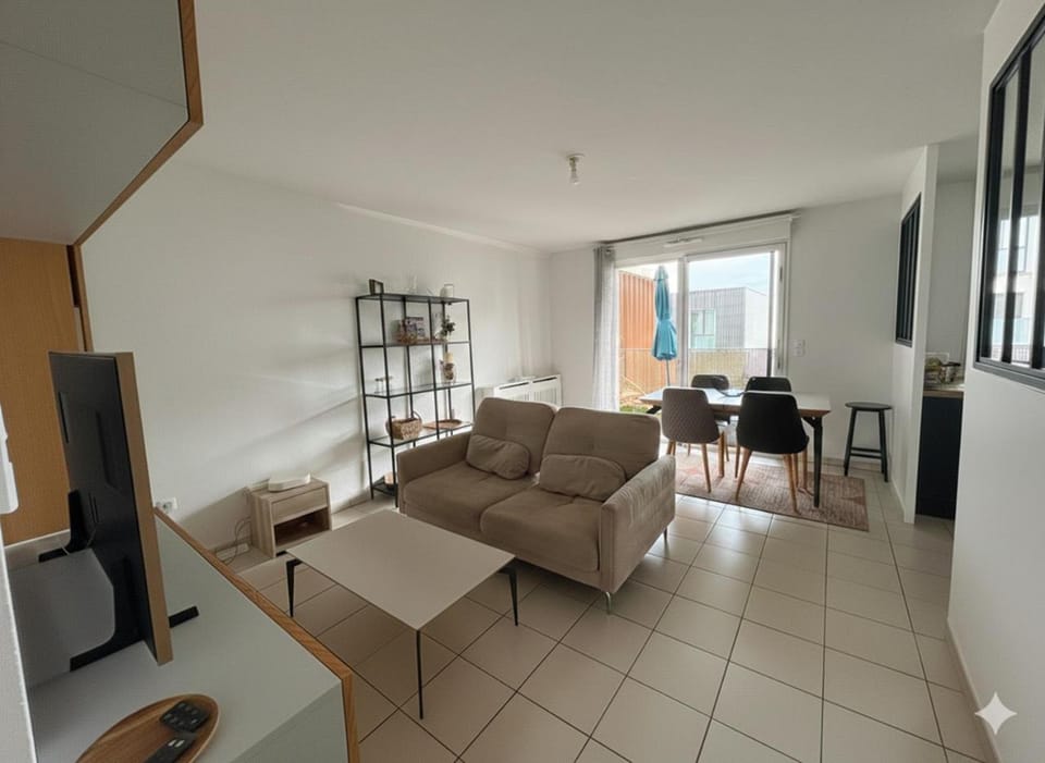 TV and multimedia, Living room, Seating area, Dining area