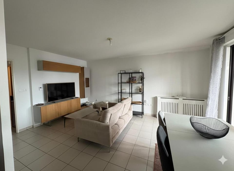 Communal lounge/ TV room, TV and multimedia, Living room, Seating area, internet