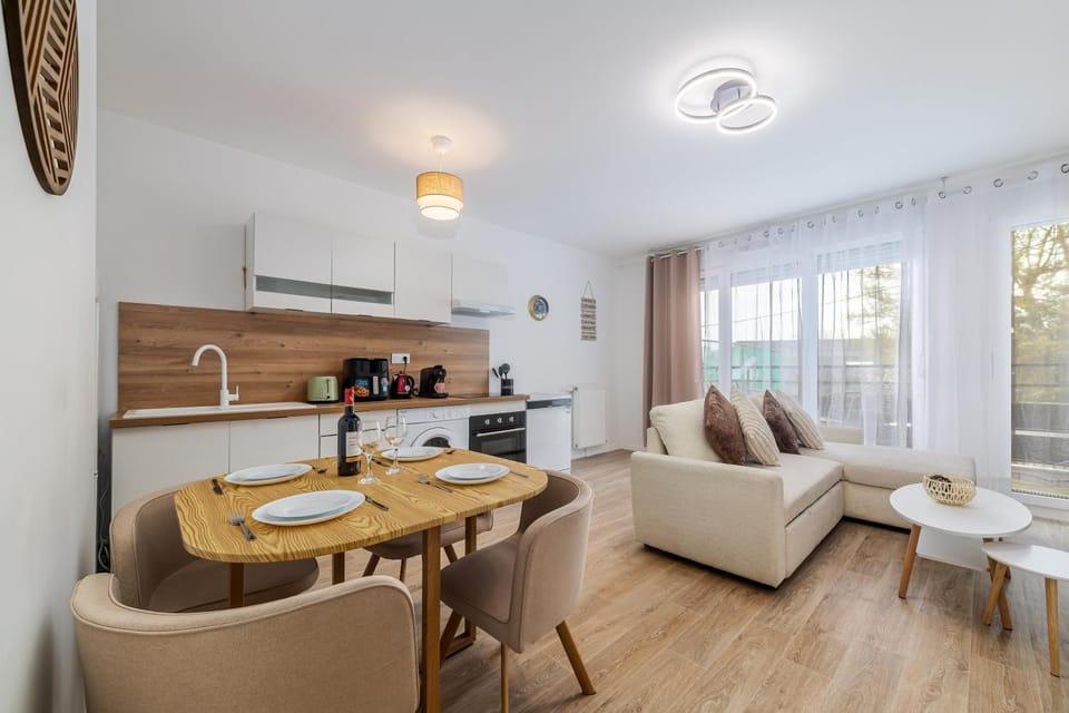 2 Bedroom Apartment for 6 with Private Parking - Elevator - High-Speed WiFi Apartment in Noisy-le-Grand