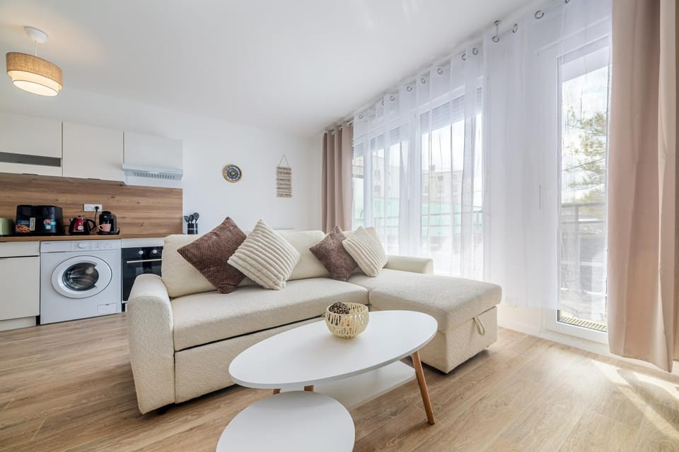 2 Bedroom Apartment for 6 with Private Parking - Elevator - High-Speed WiFi Apartment in Noisy-le-Grand