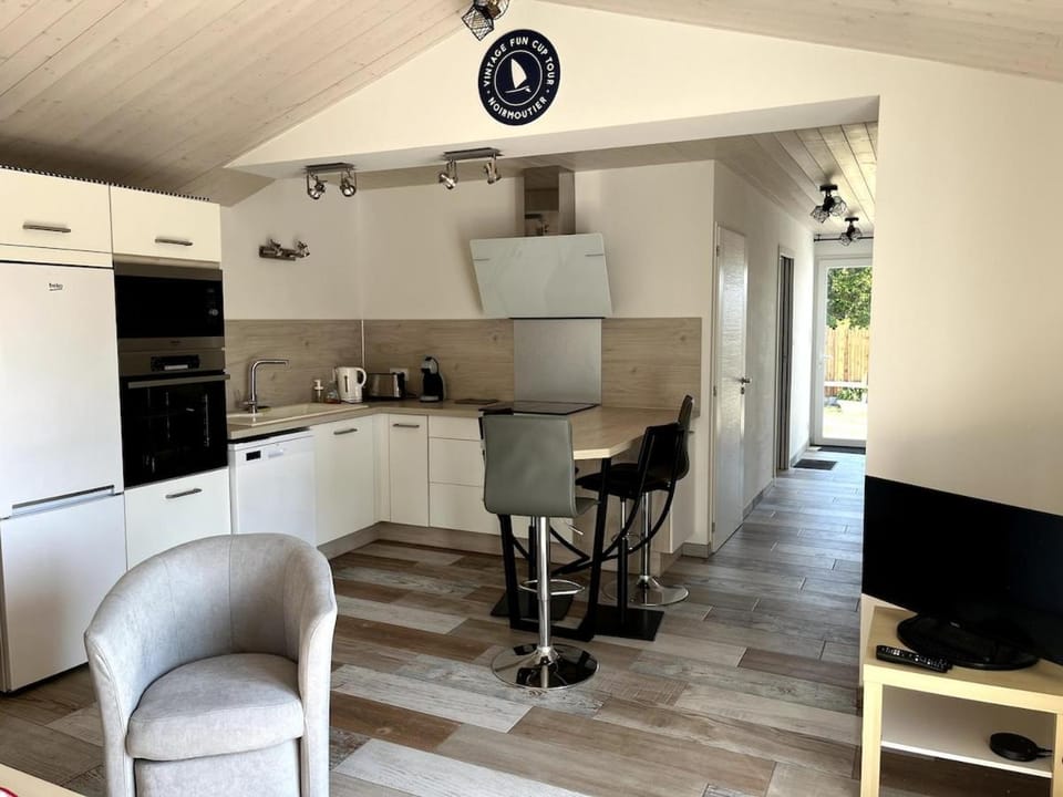 Kitchen or kitchenette, Dining area, dishwasher, oven, stove, toaster