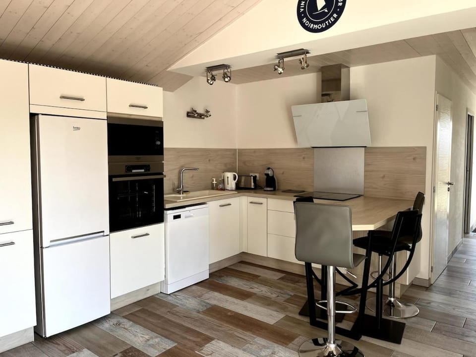 Coffee/tea facilities, Kitchen or kitchenette, Dining area, dishwasher, oven, stove, toaster