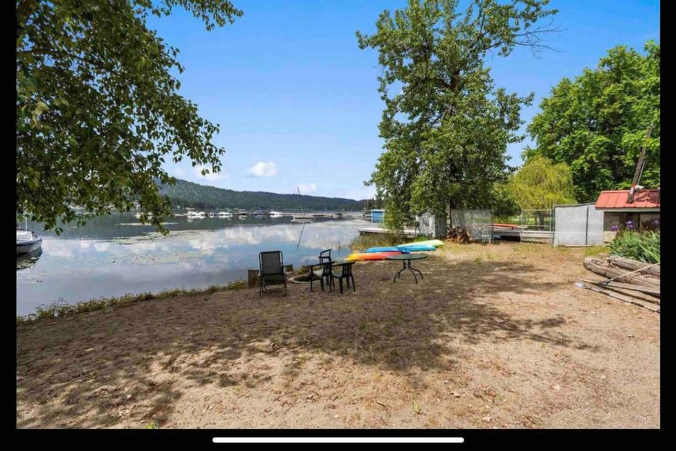 Lake views and 90' of beach access House in Washington