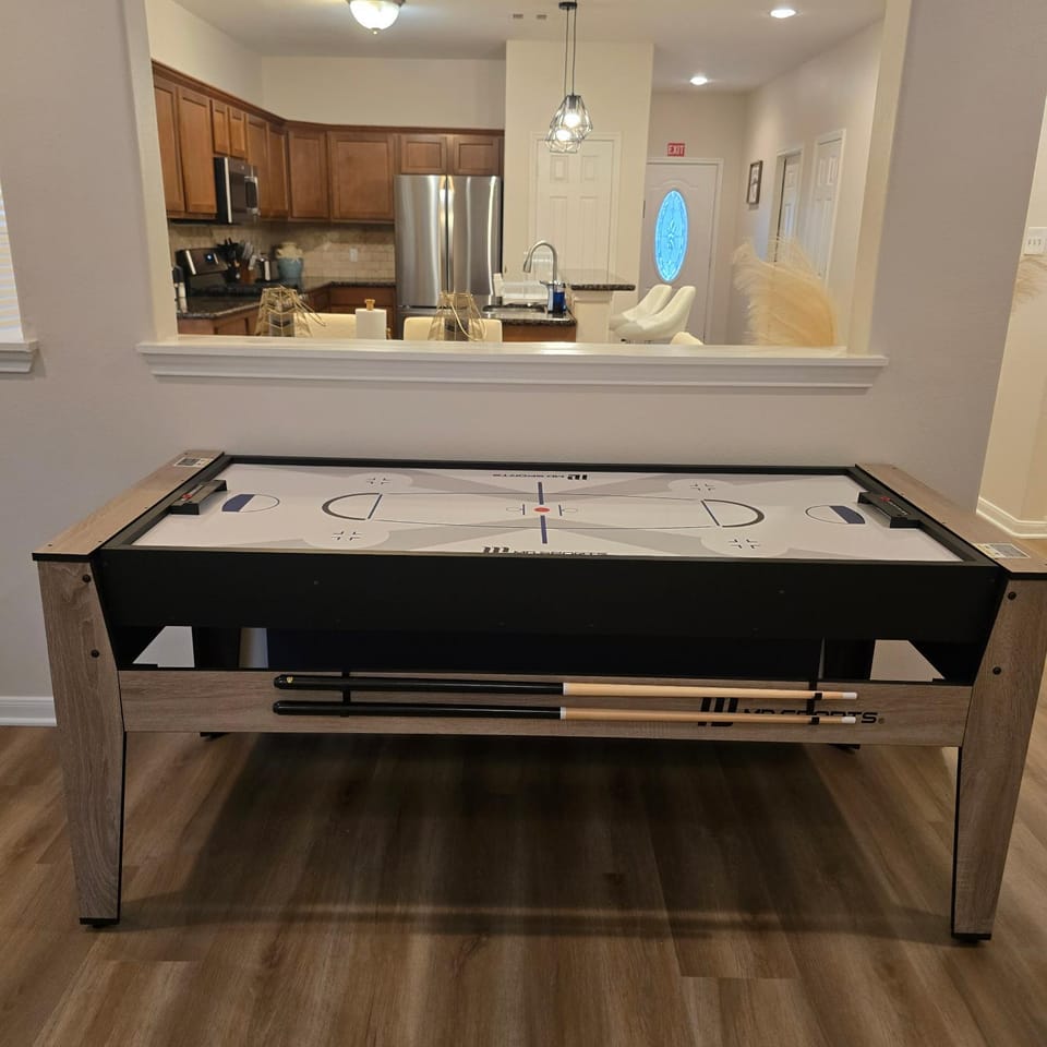 Modern Spacious Home Near the medical center, NRG, Downtown and UHD House in Houston