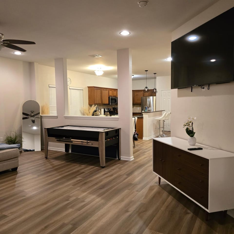 Modern Spacious Home Near the medical center, NRG, Downtown and UHD House in Houston