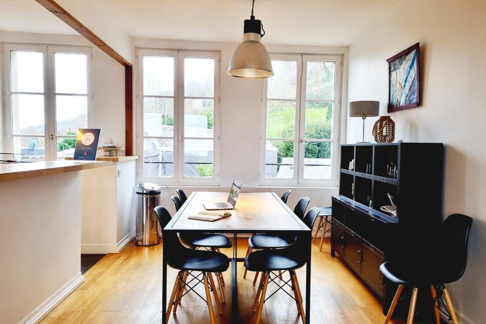 Kitchen or kitchenette, Seating area, Dining area