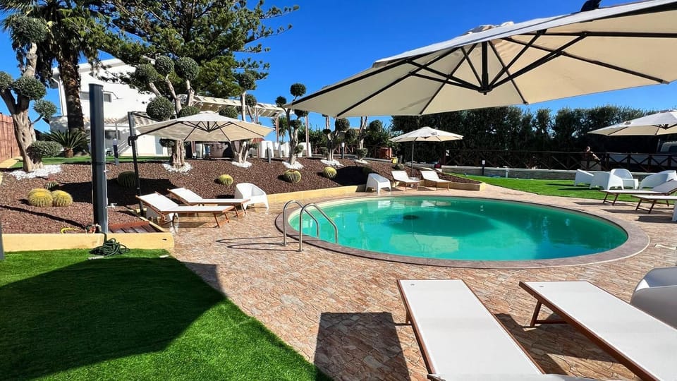 Property building, Swimming pool, sunbed