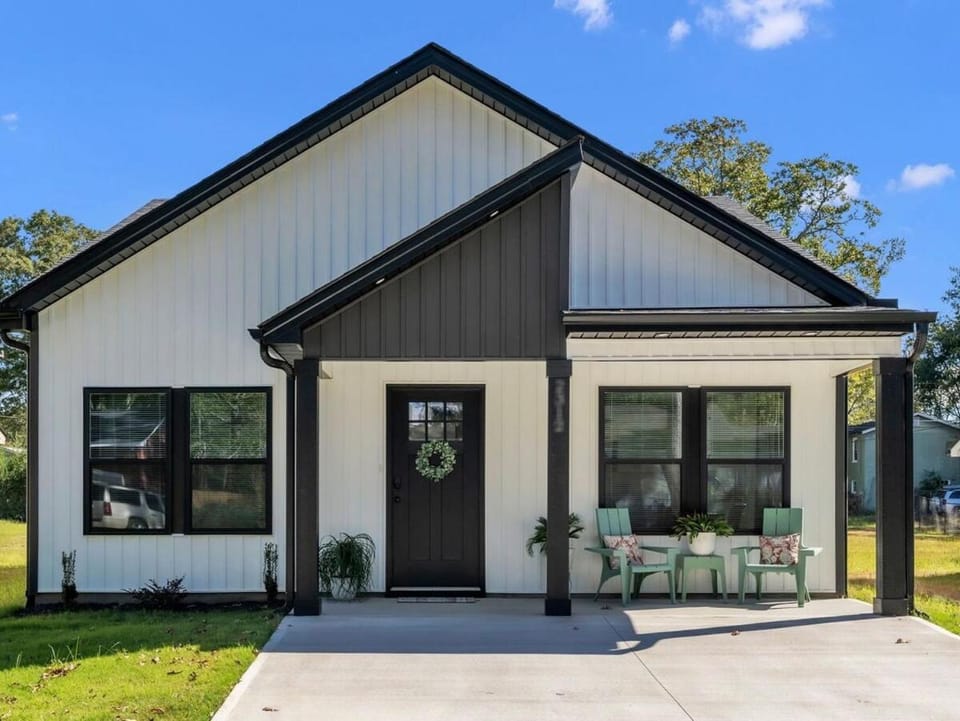 3 BR Downtown Spartanburg- Upscale& Work Ready "Sweet Carolina Cottage" House in Spartanburg