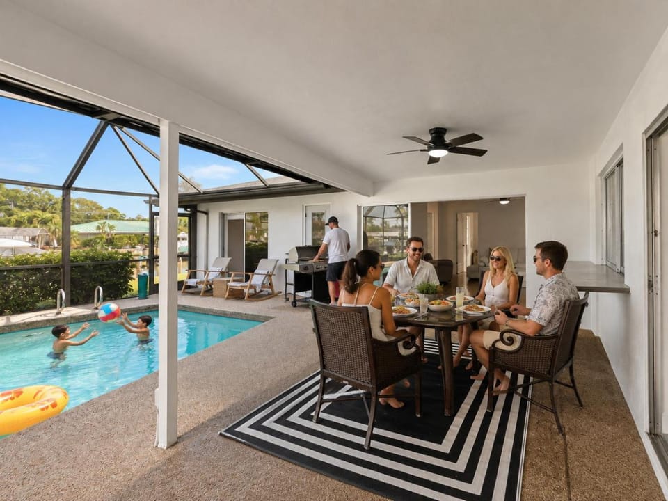 Waterfront Family Retreat Pool Dock 4 Bikes House in Cypress Lake