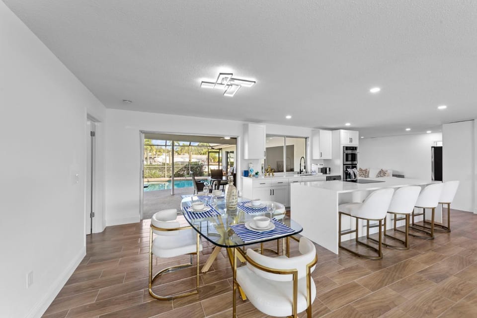 4BR Waterfront Home w Heated Pool & Private Dock House in Cypress Lake