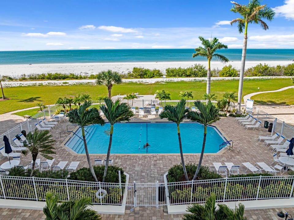 102B Gulf Water Views 2 Bikes Beach Items House in Estero Island