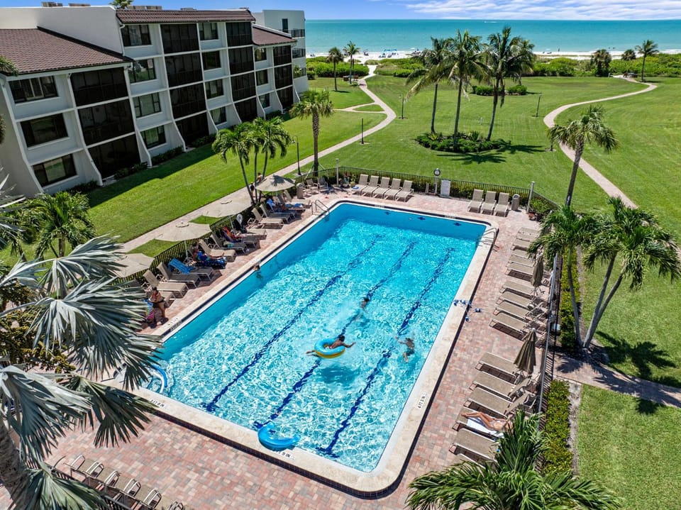 Tommy Bahama Retreat Gulf Views 2 Bikes #264 House in Sanibel Island