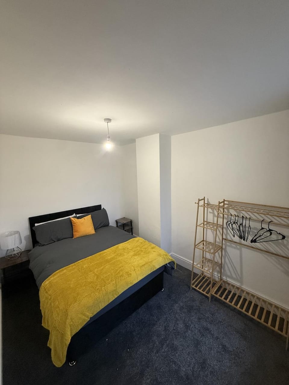 Renovated Property in perfect grimsby location! Apartment in Grimsby