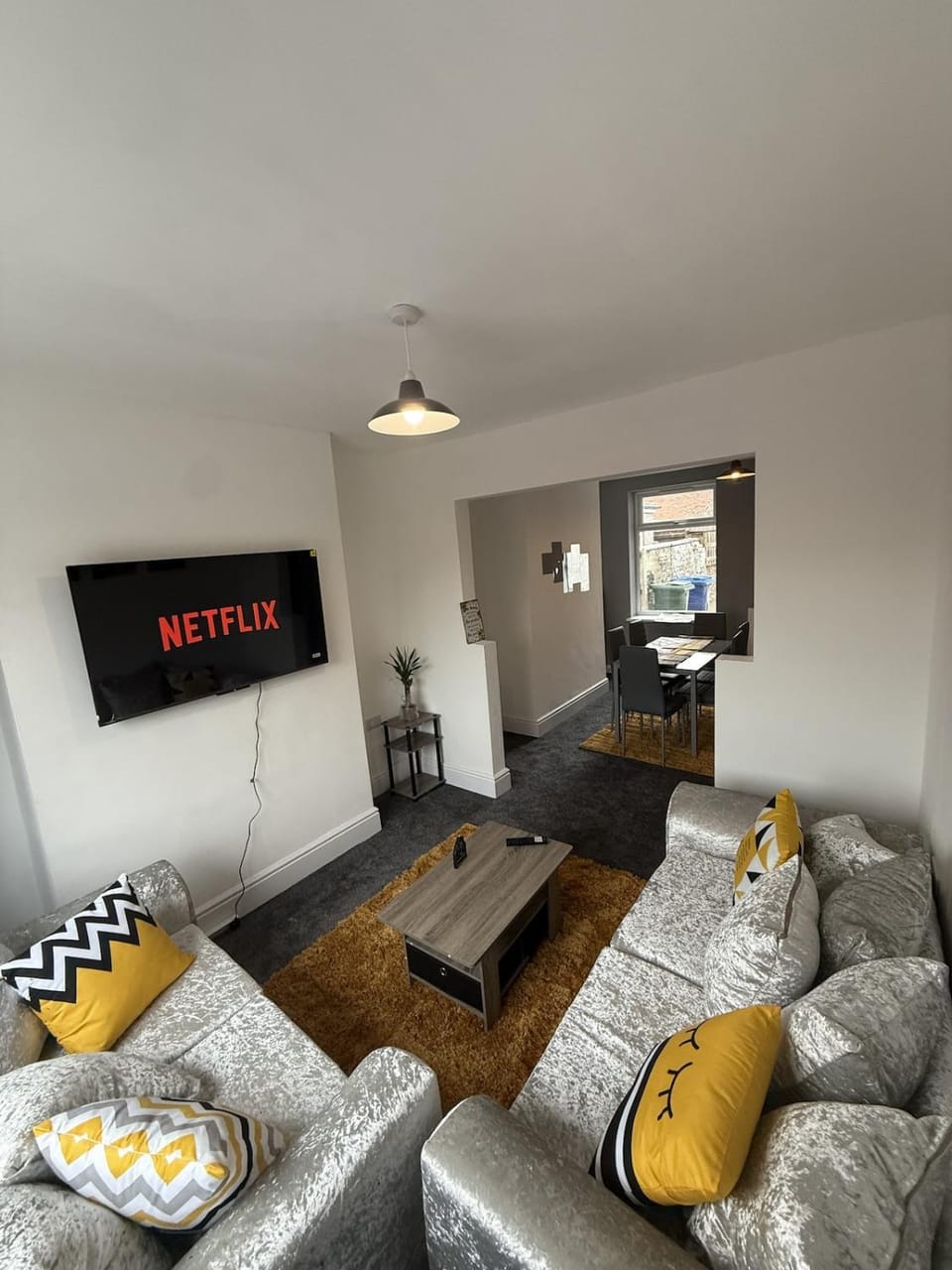 Renovated Property in perfect grimsby location! Apartment in Grimsby