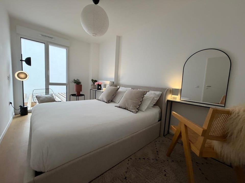 Bed, Photo of the whole room, Bedroom