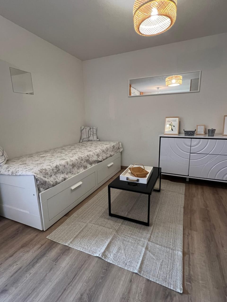 Bed, Living room
