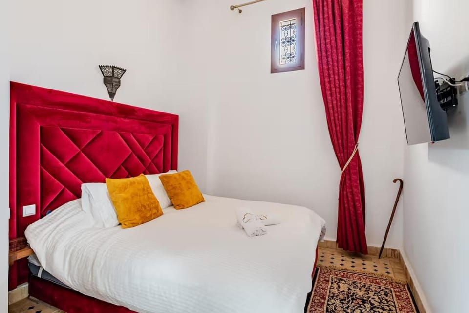 Bed, TV and multimedia, Bedroom, towels
